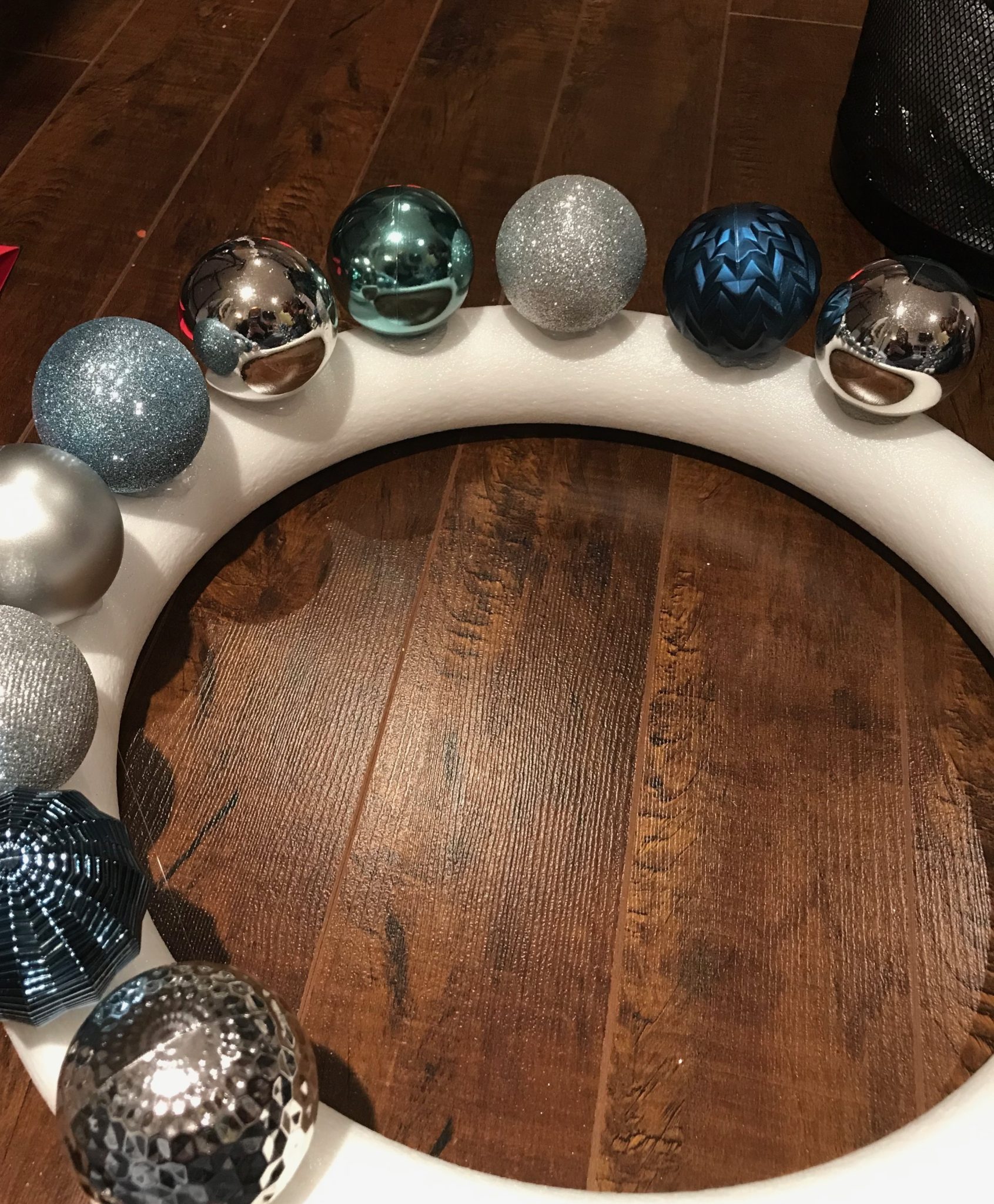 diy-christmas-bulb-wreath